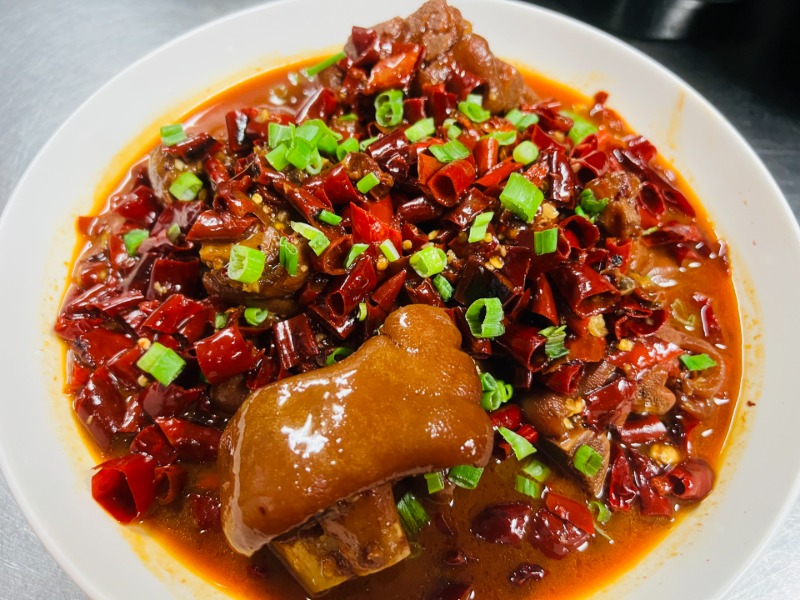风味辣子猪手 Braised pork feet in Szechuan Sauce