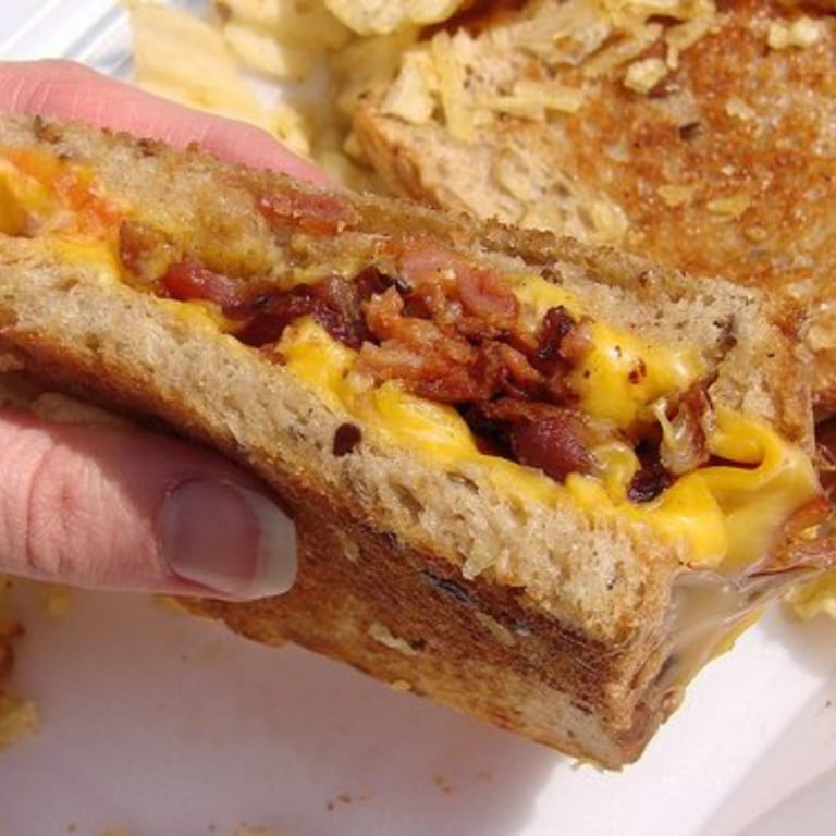 GUSTY GRILLED CHEESE SANDWICH