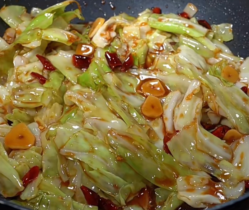 11. 手撕包菜 Stir Fried Cabbage with Hot Pepper