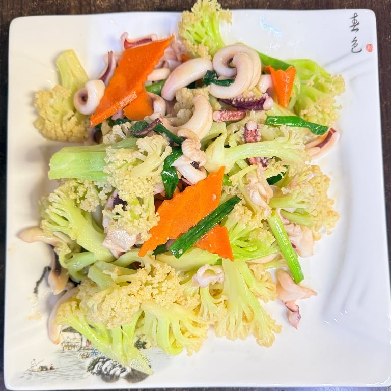 花菜炒鱿鱼 Stir-Fried Squid w. Cauliflower