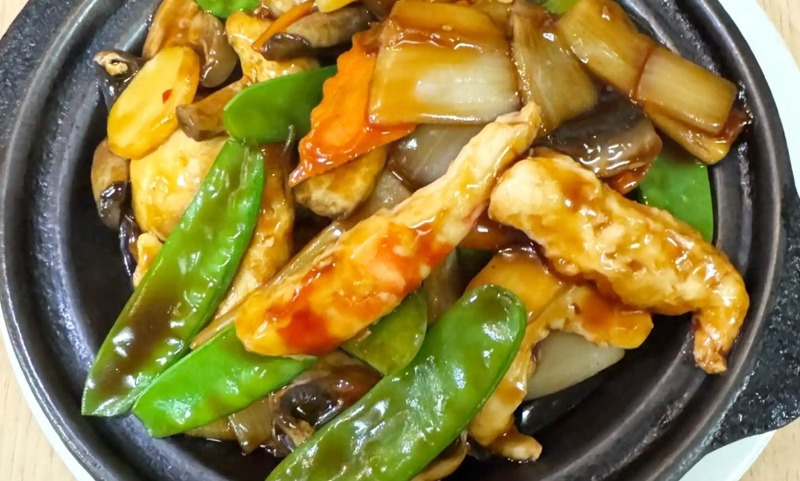 Vegi-Prawns & Mushroom in Clay Pot
