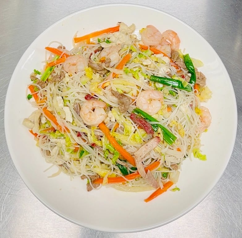 Combination Chow Mein Fun 本楼炒米粉