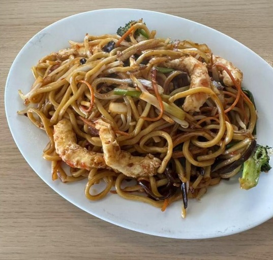 Vegi-Prawns w. Garlic Sauce Chow Mein