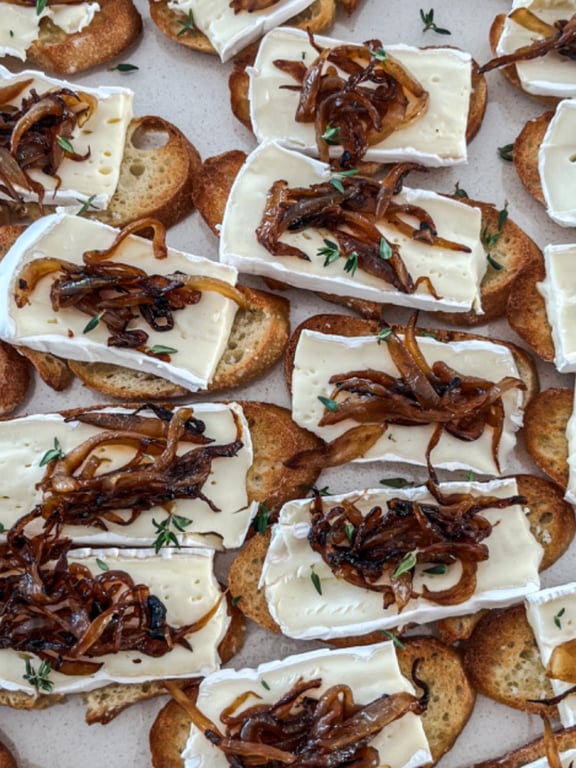 Crostinis brie et oignons caramélisés