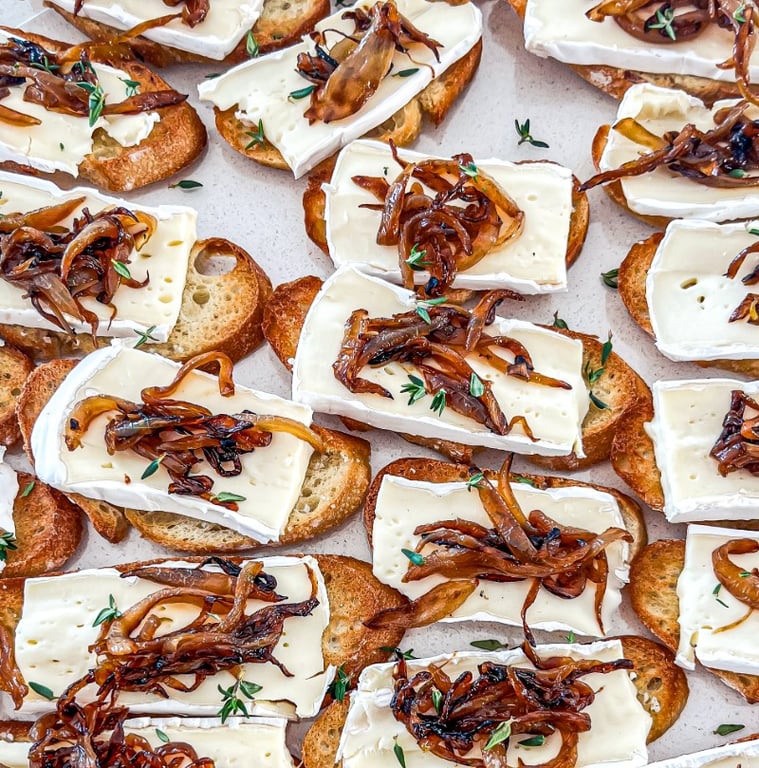 Crostinis Brie et oignons caramélisés