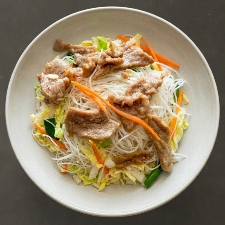 32. 牛炒米粉 <br>Beef Chow Mai Fun