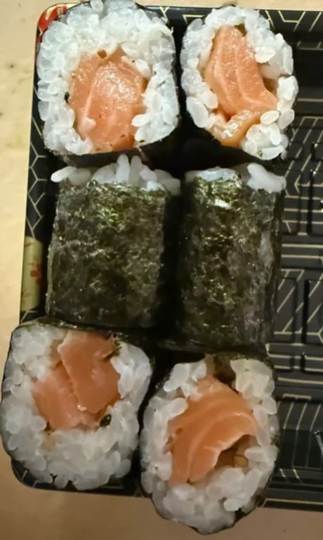 C4. Salmon Roll (6 pcs)