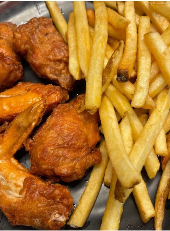 W2. Chicken Wings w. French Fries