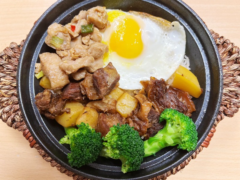 C5. Braised Beef Brisket with Potatoes & Chicken with Green Pepper Claypot Rice 青椒辣子鸡 & 土豆