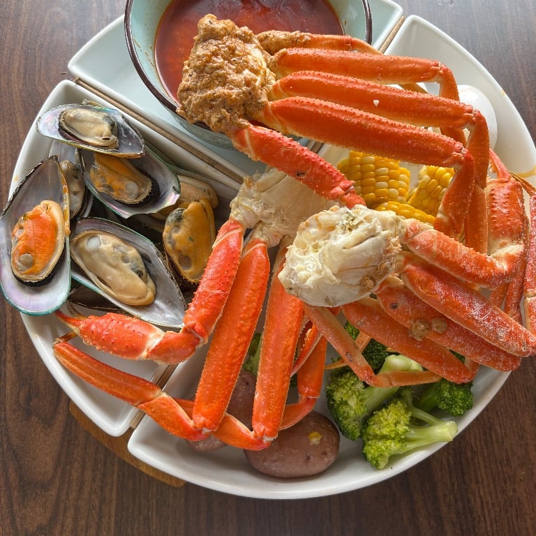 S9. Snow Crab Legs & Mussels