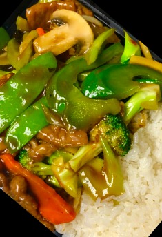 C16. 青椒牛 <br>Pepper Steak w. Onions