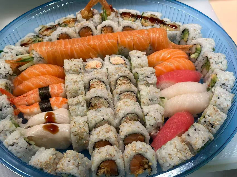 B3. 70 Pcs Sushi & Sushi Rolls