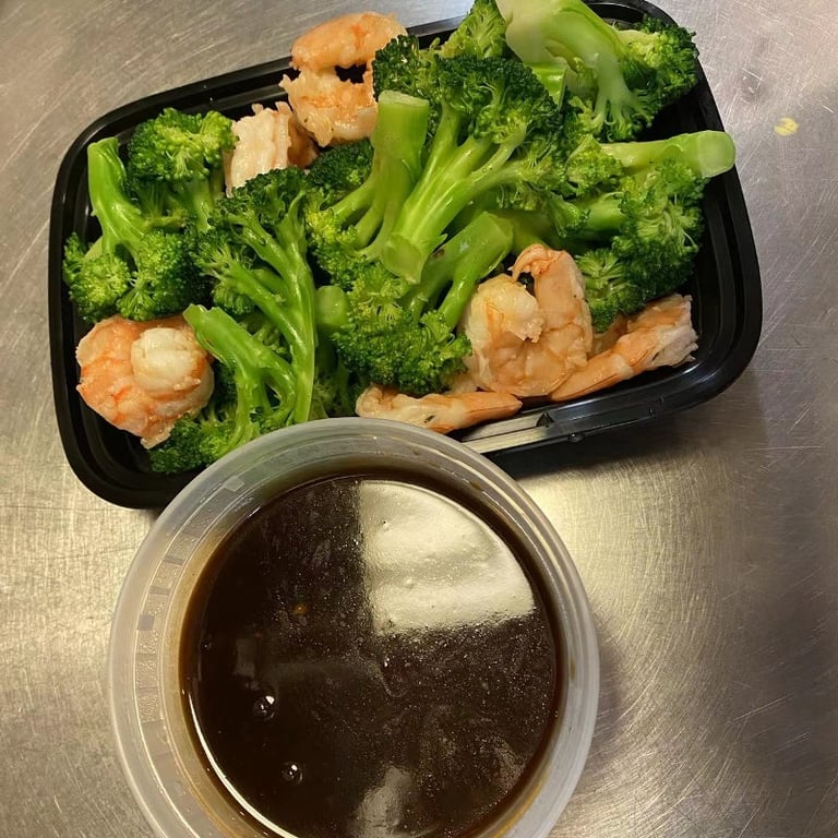 D3. Steamed Shrimp with Broccoli