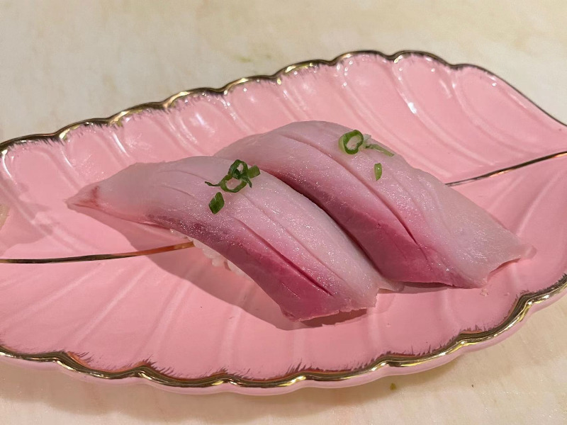 N3. 黄尾鱼寿司<br>방어<br>Yellowtail Nigiri