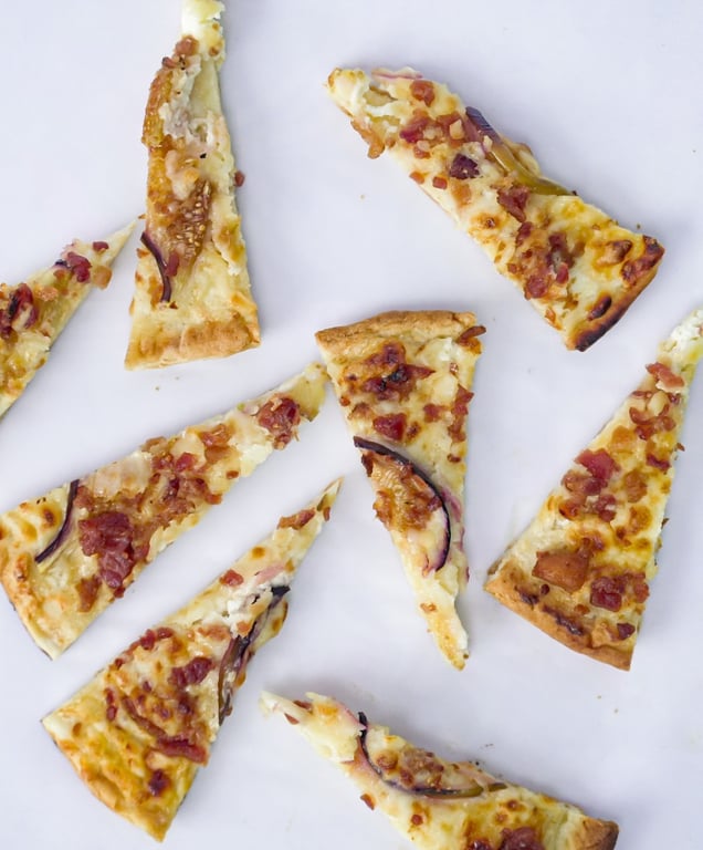 Pizza bacon et oignons caramélisés
