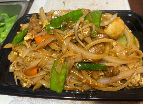 35. Beef Chow Fun<br>牛炒粉