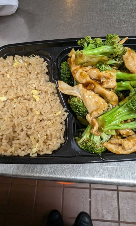 D2. Sliced Chicken w. Broccoli
