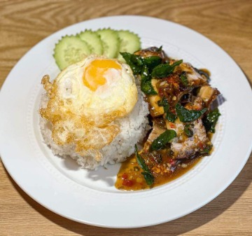 Crispy Pork Basil w/ Fried Egg
