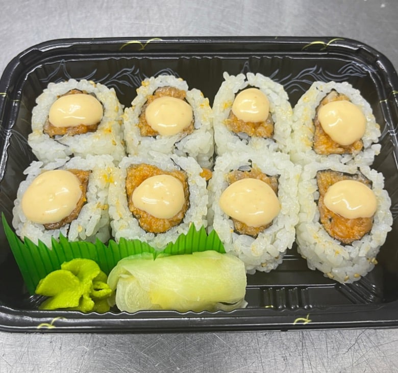 R10. 辣三文鱼卷<br>매운 연어 롤<br>Spicy Salmon Roll