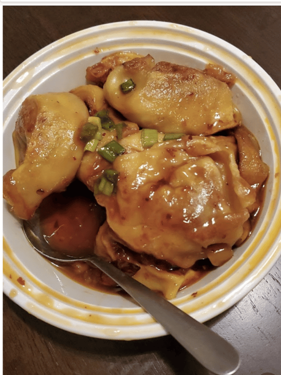 鱼香云吞<br>22. Wonton w. Garlic Sauce (10 pcs)