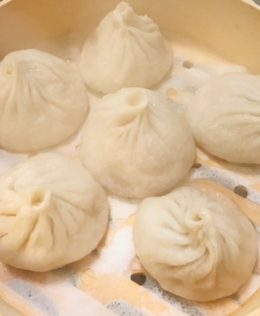 小笼汤包 18. Pork Soup Dumplings