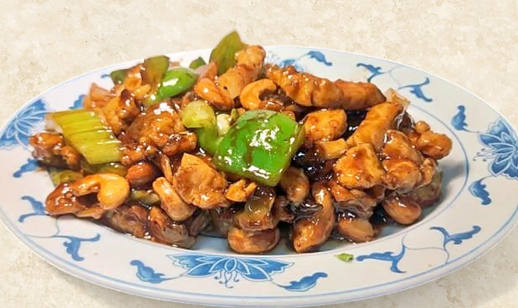 2. 腰果鸡 Chicken with Cashew Nuts