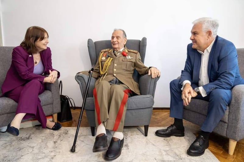Ministrul Tîlvăr și ambasadoarea Kavalec, în vizită la un veteran de război al Armatei României