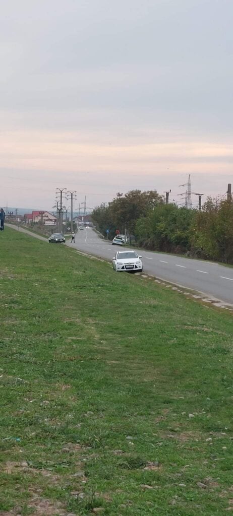 Mașină ieșită în decor, pe centura municipiului Târgu Jiu