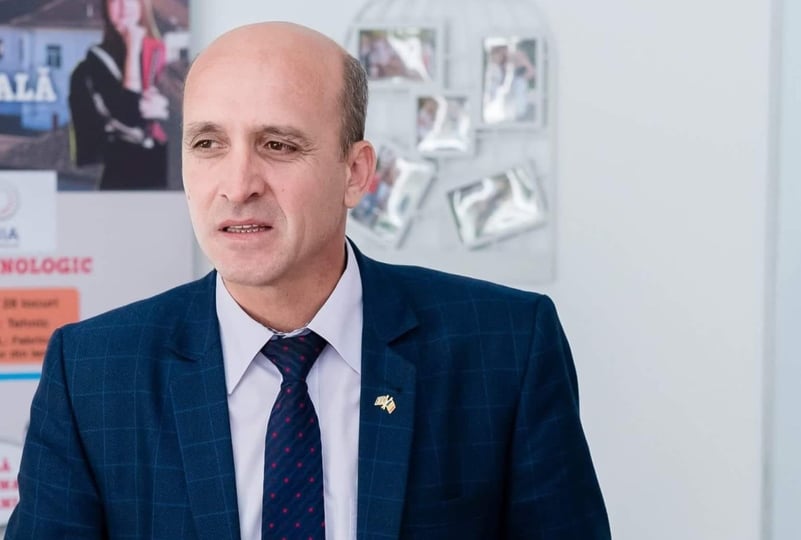 Elevii din Dâmbovița vor avea lucrările corectate digitalizat la Evaluarea Națională, iar cei din Călărași, la Bacalaureat. Sorin Ion: Vom folosi platforma privată Intuitext, pe bază de parteneriat / Dacă va fi diferență de peste un punct între primii doi profesori evaluatori, lucrarea merge automat la alți doi corectori