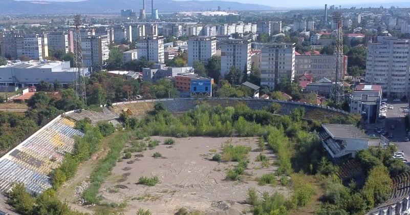Municipalul din Bacău, focar de infecție Reportaj GOLAZO.RO cu stadionul echipei care a dat naționalei mari jucători. Azi, o ruină plină cu balast, peturi și tribune acoperite de copaci!