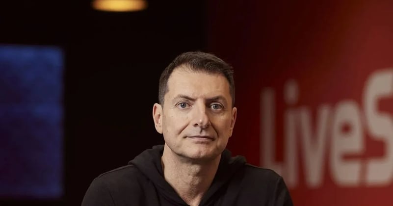 Din microbiști în pariori Tolontan publică imagini cu un om de afaceri vorbind despre cum presa devine impuls pentru pariuri
