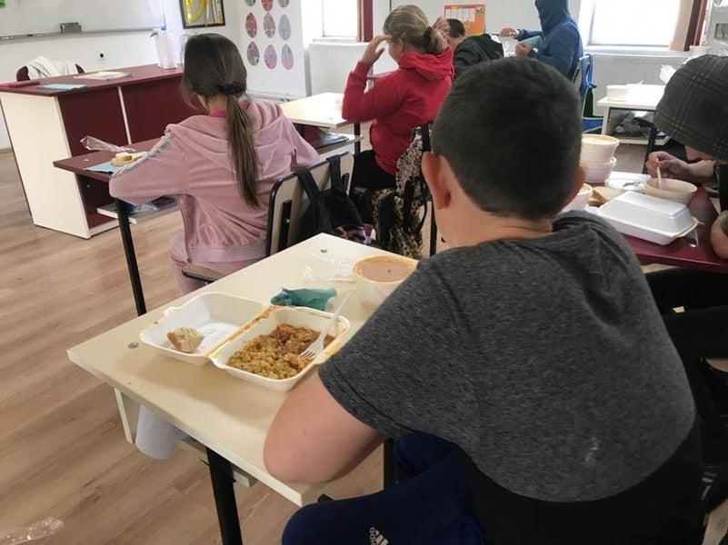 Povestea copiilor din Mehedinți intoxicați cu mâncarea primită la școală, la un pas să se repete și în Gorj