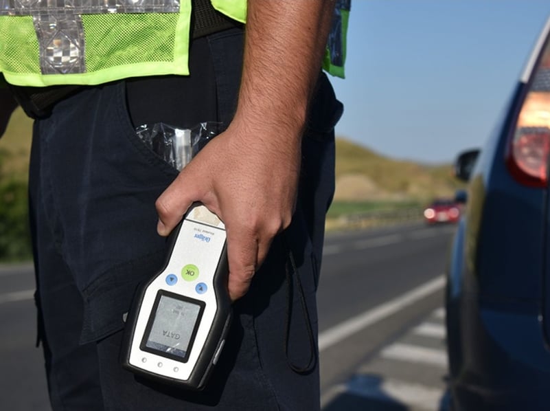 Surprinși în timp ce ar fi condus autoturisme, deși ar fi consumat alcool