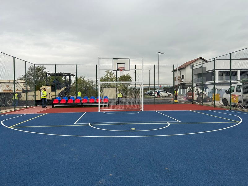 Teren de sport multifuncțional în cartierul Sagricom