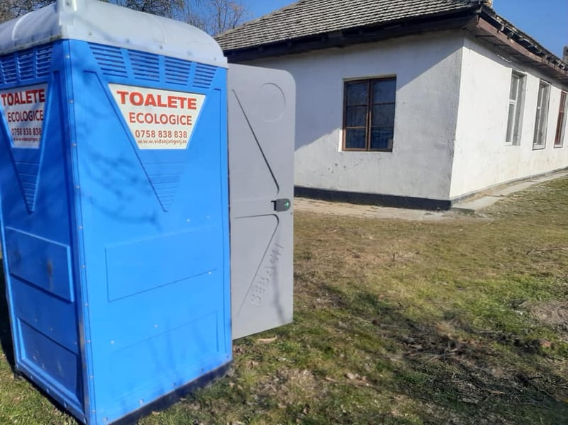 Toaletă din plastic în locul celei turcești din spatele grădiniței, într-un sat din Gorj. Schimbarea – descrisă drept “decentă” de Inspectoratul Școlar Județean: “Nimic nu e prea mult pentru copii”