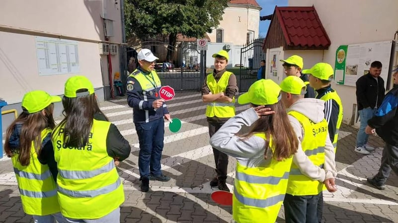 Patrula Școlară devine un exemplu de implicare comunitară și siguranță pentru elevi.
