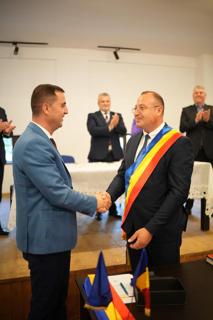 FOTO: A fost predată ștafeta la cea mai performantă primărie din județul Vrancea, Vizantea-Livezi