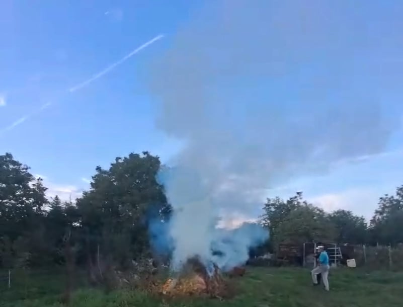 Surprins de jandarmi în timp ce incendia diverse deșeuri