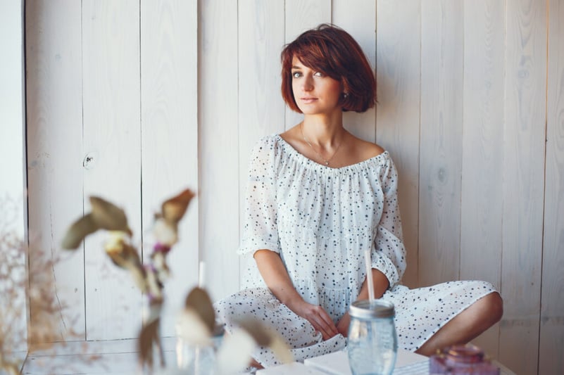 Practic, ne guverneaza intreg organismul si ne conduc, efectiv, viata, prin efectele pe care le au asupra sanatatii generale, asupra starii de spirit si dispozitiei, nivelului de energie, fertilitatii si multor alte aspecte.Sa lasi la voia intamplarii echilibrul hormonal al corpului tau este una dintre cele mai mari greseli pe care le poti face. Ai nevoie de consultatii si vizite la medicii endocrinologi care sa-ti analizeze cu atentie sanatatea hormonala si sa te ajute atunci cand te confrunti cu posibile dezechilibre sau probleme hormonale.Stim cat este de important acest aspect al sanatatii femeilor, de aceea in ziua 16 a Calendarului Advent Amalin iti oferim un voucher cu 40% reducere pentru consultatie Echilibrul Hormonal la Sphera Care Clinic. Primesti voucherul la orice comanda* Amalin din magazin sau de pe site-ul shop.andreearaicu.ro (*exceptie fac tricourile si hanoracele).Sphera Care este un centru de excelenta pentru sanatate, cu o abordare multidisciplinara pentru un echilibru perfect al sanatatii. „Viziunea noastra este sa fim recunoscuti ca lideri in abordarea integrata a sanatatii hormonale, creand astfel un standard in ingrijirea medicala personalizata, atat pentru femei, cat si pentru barbati, indiferent de varsta”, spun specialistii Sphera Care.Fondata de Dr. Corina Neamtu si Dr. Dana Predescu, Sphera Care „se angajeaza sa ofere ingrijire medicala integrata si personalizata, combinand o gama larga de servicii medicale, printre care si cele dedicate sanatatii hormonale, cu scopul de a imbunatati calitatea vietii.”Include o echipa multidisciplinara, de experti in ginecologie, endocrinologie, dermatologie, nutritie, patologia sanului, cardiologie si chirurgie plastica, care colaboreaza pentru a-ti oferi un plan de tratament personalizat si complet. Fiecare pacienta beneficiaza de o atentie individualizata, cu planuri de tratament care iau in considerare particularitatile stilului de viata, istoricul medical si obiectivele personale de sanatate.„La Sphera Care ne mandrim cu faptul ca oferim o abordare holistica si personalizata fiecarei paciente. Fiecare dintre specializarile noastre joaca un rol vital in ingrijirea sanatatii si bunastarii femeilor, iar echipa noastra multidisciplinara colaboreaza pentru a asigura cel mai inalt nivel de ingrijire„, spun reprezentantii clincii.Schimbarile hormonale au un impact semnificativ asupra psihicului femeii, influentand starea de spirit, emotiile si sanatatea mentala, iar aceste fluctuatii hormonale apar in mod natural in diferite etape ale vietii.Fluctuatiile de estrogen si progesteron pe parcursul ciclului menstrual pot cauza simptome ale sindromului premenstrual (PMS), care includ iritabilitate, anxietate, depresie si schimbari bruste de dispozitie. In cazuri mai severe, unele femei pot experimenta tulburarea disforica premenstruala (PMDD), caracterizata prin simptome emotionale mai intense.Nivelurile hormonale cresc semnificativ in timpul sarcinii pentru a sustine dezvoltarea fatului. Dupa nastere, scaderea brusca a hormonilor (estrogenul si progesteronul), poate contribui la aparitia depresiei postpartum, care afecteaza starea de spirit, somnul si capacitatea de a face fata stresului.Scaderea nivelurilor de estrogen si progesteron in timpul menopauzei poate duce la simptome precum anxietate, depresie, iritabilitate si probleme de concentrare. Bufeurile si tulburarile de somn asociate cu menopauza pot agrava aceste probleme emotionale.Schimbarile hormonale din timpul pubertatii pot cauza schimbari bruste de dispozitie, iritabilitate si comportamente impulsive, influentand relatiile sociale si imaginea de sine a adolescentelor.Hormonii precum cortizolul, numit si “hormonul stresului”, pot afecta starea de spirit si sanatatea mentala. Nivelurile ridicate de cortizol, asociate cu stresul cronic, pot duce la anxietate si depresie.Hormonii tiroidieni, care regleaza metabolismul, au, de asemenea, un impact asupra starii de spirit. Hipotiroidismul (niveluri scazute de hormoni tiroidieni) poate provoca simptome de depresie, in timp ce hipertiroidismul (niveluri ridicate de hormoni tiroidieni) poate cauza anxietate si iritabilitate.Foto: freepik.com