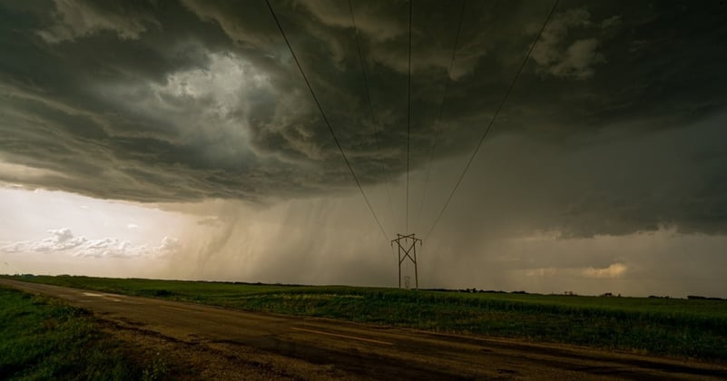 Video
Furtuna a făcut ravagii în Capitală. Un copil a ajuns la spital, după ce o mașină a evitat un copac rupt de vânt. Aproape 100 de autoturisme sunt avariate
