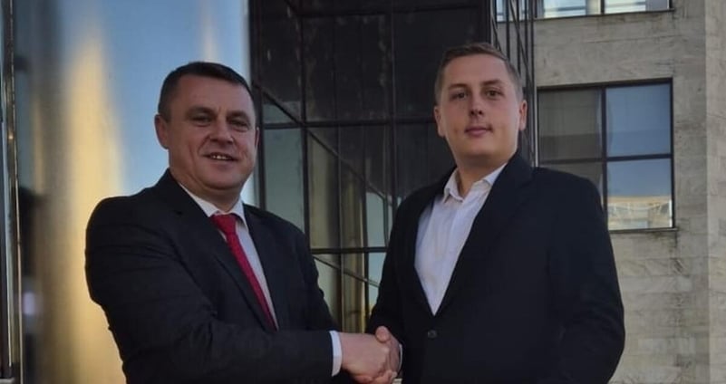 Merge în Parlament și își lasă fiul la primărie…