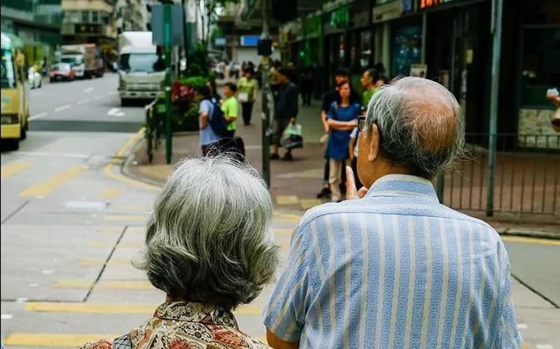 Statul ia măsuri după 24 de ani în favoarea vârstnicilor – 71 de centre de îngrijire, prin PNRR