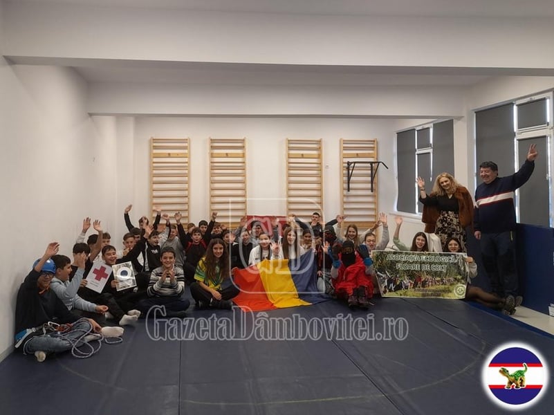 La Răzvad, Moșul a fost montaniard. Două Asociații le-au împărtășit copiilor magia muntelui (FOTO)