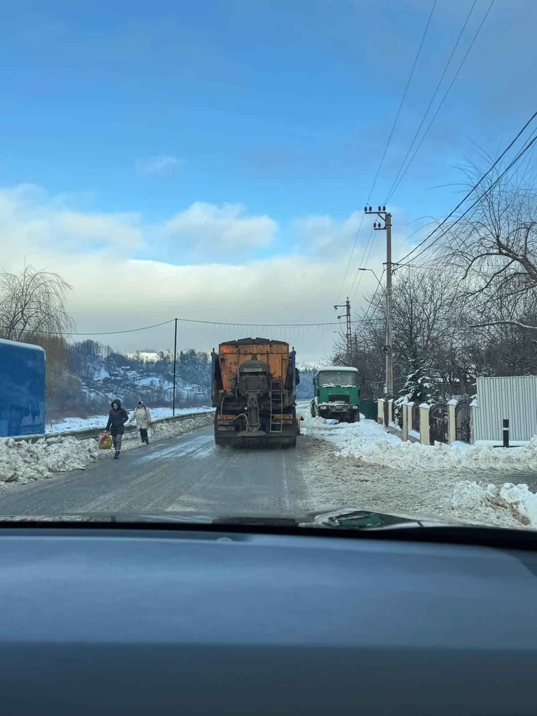 VIDEO! CJ Vrancea a intervenit cu 28 de utilaje cu lamă și sărăriță pentru menținerea drumurilor județene circulabile