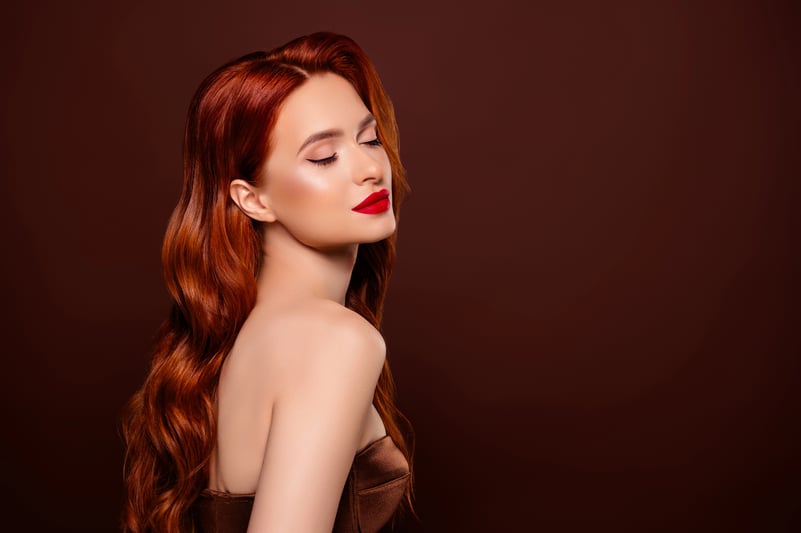 Nu este o coincindenta faptul ca cei mai multi dintre noi iubim parfumurile – un parfum nu reprezinta doar un miros placut, ci un amestec de trairi si emotii, diferite pentru fiecare in parte.Este un sentiment atat de placut sa te lasi invaluita in aromele unui parfum pe care il adori si este cu adevarat uimitor sa descoperi acel parfum despre care simti ca te reprezinta in totalitate si ca este parfumul tau semnatura.Stim ca si tu iubesti parfumurile la fel de mult ca noi, astfel ca in ziua 17 a Calendarului Advent Amalin iti oferim cadou un parfum 12Senses – Heavenly Touch EDP 10ml sau Sweet Temptation EDP 10ml – la orice achizitie* Amalin din magazinul nostru de pe strada Paris nr. 7A sau din shop.andreearaicu.ro (*cu exceptia tricourilor, hanoracelor si produselor de dezvoltare personala).Un brand romanesc, 12Senses a fost fondat de Giulia Dinu, o tanara ambitioasa care a visat sa transforme intr-o afacere de succes dragostea pentru parfumuri si produse cosmetice realizate din ingrediente naturale. Si a reusit!Create cu 40% uleiuri esentiale, parfumurile 12Senses reprezinta o experienta olfactiva intensa si de lunga durata, care transforma modul in care te raportezi la parfumurile tale preferate.Datorita concentratiei de uleiuri esentiale de 40%, parfumurile 12Senses ofera o persistenta remarcabila pe piele. De la primele momente, notele rafinate se deschid cu o intensitate profunda, captivanta si senzuala. Fiecare esenta este imbinata cu maiestrie pentru a crea un buchet olfactiv bogat, care evolueaza frumos pe parcursul zilei, ramanand vibrant si proaspat chiar si dupa ore de la aplicare.Parfumul Heavenly Touch este o calatorie catre un paradis seren unde fiecare nota se armonizeaza pentru a crea o simfonie impecabila de gratie si sofisticare. Inspirat de frumusetea cereasca, acorduri de prospetime si energie invaluie acest parfum intr-o aura ce inalta simturile celei ce il poarta.Principalele note olfactive sunt maracuja, lacramioara, lamaie si vanilie.Heavenly Touch se potriveste unei femei cu personalitate puternica, joviala, indrazneata, dar si sensibila. Este parfumul ideal pentru a cuceri de la prima intalnire, spun cei de la 12Senses.De la prima pulverizare, parfumul „Sweet Temptation” te invaluie intr-un nor de note fructate delicioase, amintindu-ti de fructul zemos al piersicilor coapte, spun cei de la 12Senses. Pe masura ce parfumul se asaza, subtilele nuante picante si lemnoase se dezvaluie, adaugand o nota de eleganta si feminitate compozitiei.Notele de baza de vanilie cremoasa si scortisoara calda creeaza o aura seducatoare si reconfortanta, persistand pe piele ca o imbratisare delicata.Notele olfactive sunt ambra, vanilie, scortisoara, lemn de satal, tonka si coriandru.Femeia care poarta parfumul „Sweet Temptation” este o prezenta fermecatoare. Invaluita in aromele sale dulci si seducatoare, emana o aura de incredere si feminitate subtila, captivandu-i pe cei din jur intr-o incantatoare poveste olfactiva.Foto: depositphotos.com