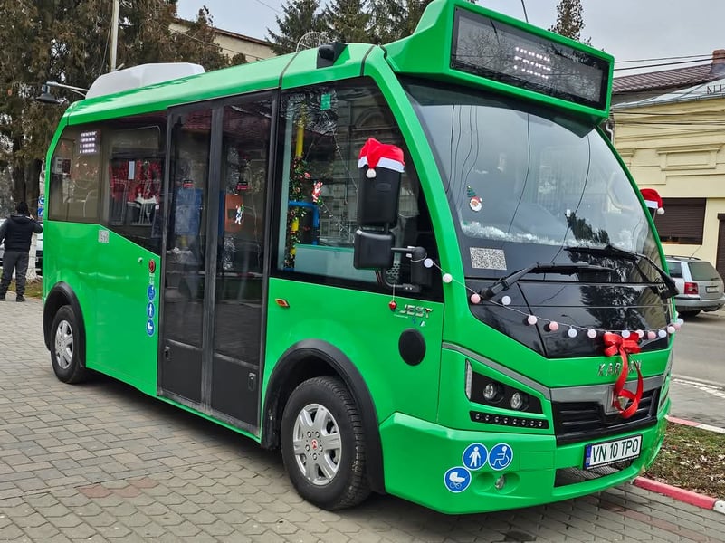 Autobuzul lui Moș Crăciun circulă astăzi prin cartierele orașului Odobești