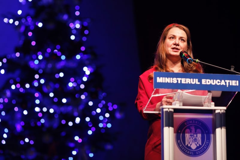 Ligia Deca, mesaj pentru olimpicii premiați de Ministerul Educației: Cred într-un viitor în care copiii nu vor să mai plece din țară. Dacă alegeți să studiați în altă țară, să vă întoarceți pentru că România are mare nevoie ca tineri ca voi să rămână sau să se întoarcă