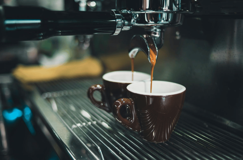 De ce să investești într-un espressor de cafea de calitate în locul unui filtru obișnuit?