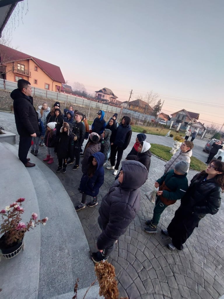 Gorj: Preot la colindat, alături de copii