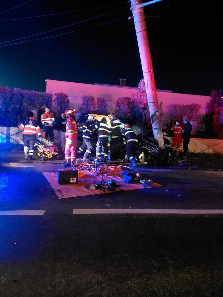 Mașină proiectată în stâlp. Trei oameni răniți!